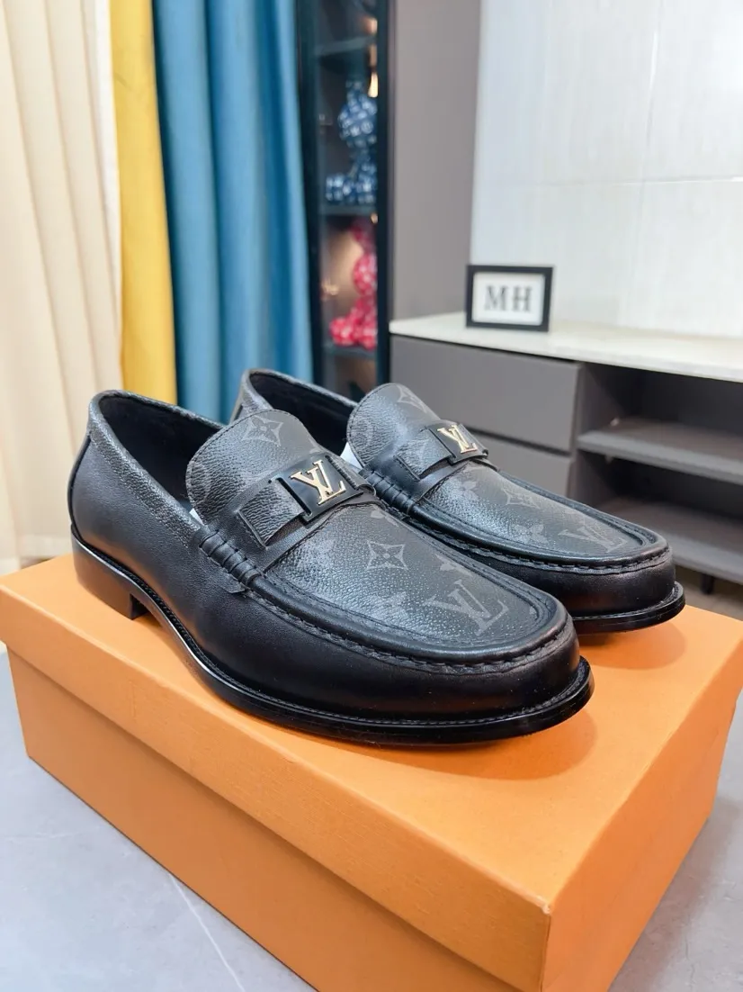 Men's Men's Shoes 💰458🌹🌹Niuli [LV] Louis Vuitton's new open-edge pigskin shoes are the most popular classic. Synchronized with the official website, the upper adopts Italian imported upper embossing➕comfortable cowhide lining, fashionable atmosphere, unique brand and unique craftsmanship. Highlighting the hot style of the new year. Stop hesitating, stop wandering, get it now. Code number: 38--44